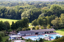 Piscine forestière à Kandel dans le département Rhénanie-Palatinat, Allemagne vue d'en haut