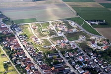 Chantiers de construction pour le nouveau quartier résidentiel d'un lotissement de maisons unifamiliales sur le Höhenweg à Kandel dans le département Rhénanie-Palatinat, Allemagne vue d'en haut