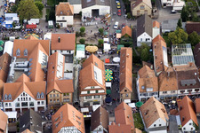 Vue aérienne de Fête municipale, Hauptstr à Kandel dans le département Rhénanie-Palatinat, Allemagne