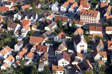 Vue aérienne de Église catholique de l'Assomption de Marie à le quartier Maximiliansau in Wörth am Rhein dans le département Rhénanie-Palatinat, Allemagne