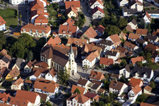 Vue aérienne de Église évangélique du centre historique à le quartier Maximiliansau in Wörth am Rhein dans le département Rhénanie-Palatinat, Allemagne
