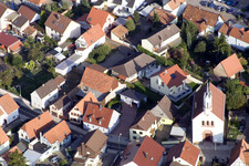 Photographie aérienne de Église catholique de l'Assomption de Marie à le quartier Maximiliansau in Wörth am Rhein dans le département Rhénanie-Palatinat, Allemagne