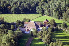 Vue aérienne de Moulin à eau historique dans la ferme en bordure des champs cultivés dans le quartier de Bienwaldmühle à Scheibenhardt dans le département Rhénanie-Palatinat, Allemagne