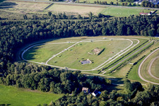 Vue aérienne de Hippodrome, Altenstadt à Wissembourg à le quartier Altenstadt in Wissembourg dans le département Bas Rhin, France