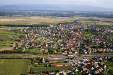 Roeschwoog de l'ouest à Rœschwoog dans le département Bas Rhin, France d'en haut