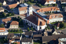 Vue aérienne de Les édifices religieux en Alsace à Drusenheim dans le département Bas Rhin, France
