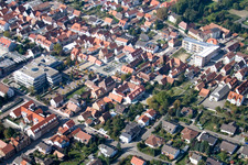 Vue aérienne de Bahnhofstrasse Gartenstrasse Hauptstr à Kandel dans le département Rhénanie-Palatinat, Allemagne