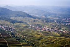 Vue aérienne de Ranschbach et Birkweiler à Birkweiler dans le département Rhénanie-Palatinat, Allemagne