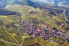 Vue aérienne de Village viticole de l'est à Birkweiler dans le département Rhénanie-Palatinat, Allemagne