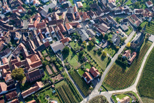 Vue aérienne de Églises protestantes et catholiques dans la ville viticole à Birkweiler dans le département Rhénanie-Palatinat, Allemagne