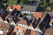 Rue principale à Birkweiler dans le département Rhénanie-Palatinat, Allemagne depuis l'avion