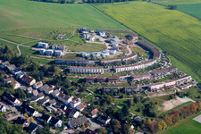 Vue aérienne de Quartier résidentiel d'un lotissement de maisons mitoyennes Fifty Morgen à le quartier Hohenwettersbach in Karlsruhe dans le département Bade-Wurtemberg, Allemagne