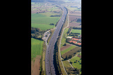 Vue aérienne de Itinéraire et voies le long de l'aire de service et du parking de l'autoroute BAB A8 à le quartier Hohenwettersbach in Karlsruhe dans le département Bade-Wurtemberg, Allemagne