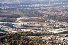 Vue aérienne de Daxlanden et le port vus du sud-est à le quartier Mühlburg in Karlsruhe dans le département Bade-Wurtemberg, Allemagne