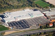 Vue aérienne de Parc commercial Maximiliancenter à Wörth-Maximiliansau, Marktkauf à le quartier Maximiliansau in Wörth am Rhein dans le département Rhénanie-Palatinat, Allemagne