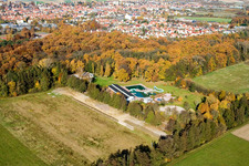 Piscine forestière à Kandel dans le département Rhénanie-Palatinat, Allemagne depuis l'avion
