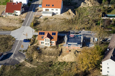 Sur le chemin élevé à Kandel dans le département Rhénanie-Palatinat, Allemagne vue du ciel