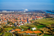 Vue aérienne de Court de tennis à le quartier Maximiliansau in Wörth am Rhein dans le département Rhénanie-Palatinat, Allemagne