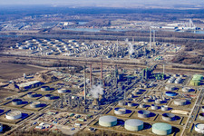 Vue d'oiseau de Raffineries de pétrole MIRO dans le N de Knielingen à le quartier Knielingen in Karlsruhe dans le département Bade-Wurtemberg, Allemagne
