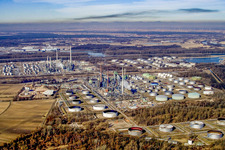 Vue aérienne de Raffineries de pétrole MIRO de l'est à le quartier Knielingen in Karlsruhe dans le département Bade-Wurtemberg, Allemagne