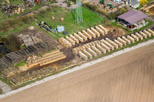 Vue aérienne de Stockage du bois de chauffage à Erlenbach bei Kandel dans le département Rhénanie-Palatinat, Allemagne