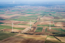 Éoliennes à le quartier Offenbach in Offenbach an der Queich dans le département Rhénanie-Palatinat, Allemagne vue du ciel