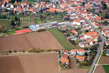 Vue aérienne de Du sud-ouest, , école primaire à le quartier Offenbach in Offenbach an der Queich dans le département Rhénanie-Palatinat, Allemagne