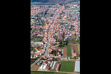 Vue aérienne de Rue principale depuis le sud à le quartier Offenbach in Offenbach an der Queich dans le département Rhénanie-Palatinat, Allemagne