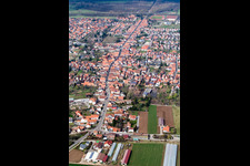 Vue aérienne de Rue principale depuis le sud à le quartier Offenbach in Offenbach an der Queich dans le département Rhénanie-Palatinat, Allemagne