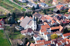 Vue aérienne de Paroisse de Saint-Joseph à le quartier Offenbach in Offenbach an der Queich dans le département Rhénanie-Palatinat, Allemagne