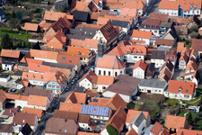 Vue aérienne de Rue Haupt à le quartier Offenbach in Offenbach an der Queich dans le département Rhénanie-Palatinat, Allemagne