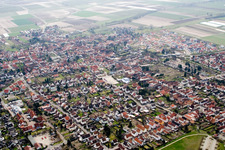Vue aérienne de Vue de la ville depuis le nord à le quartier Offenbach in Offenbach an der Queich dans le département Rhénanie-Palatinat, Allemagne