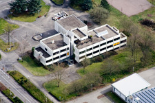 Vue aérienne de Mairie de la commune associative à le quartier Offenbach in Offenbach an der Queich dans le département Rhénanie-Palatinat, Allemagne