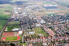 Vue aérienne de Vue de la ville depuis l'ouest à le quartier Offenbach in Offenbach an der Queich dans le département Rhénanie-Palatinat, Allemagne