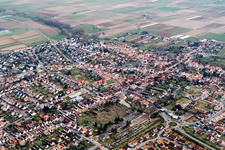 Vue aérienne de Vue de la ville depuis le nord-ouest à le quartier Offenbach in Offenbach an der Queich dans le département Rhénanie-Palatinat, Allemagne