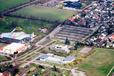 Vue aérienne de Administration municipale à le quartier Offenbach in Offenbach an der Queich dans le département Rhénanie-Palatinat, Allemagne