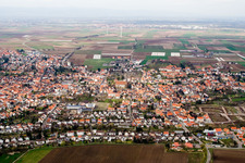 Vue aérienne de Du sud à le quartier Herxheim in Herxheim bei Landau dans le département Rhénanie-Palatinat, Allemagne