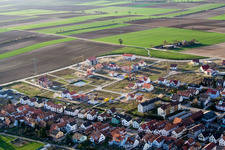 Chantiers de construction pour le nouveau quartier résidentiel d'un lotissement de maisons unifamiliales sur le Höhenweg à Kandel dans le département Rhénanie-Palatinat, Allemagne depuis l'avion