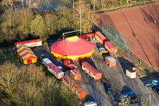 Vue aérienne de Dômes de chapiteaux du cirque Weisheit sur le terrain de sport à Kandel dans le département Rhénanie-Palatinat, Allemagne