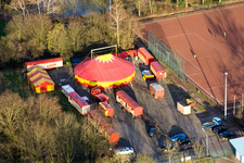 Vue oblique de La sagesse du cirque sur le terrain de sport à Kandel dans le département Rhénanie-Palatinat, Allemagne