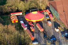 La sagesse du cirque sur le terrain de sport à Kandel dans le département Rhénanie-Palatinat, Allemagne d'en haut