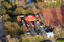 La sagesse du cirque sur le terrain de sport à Kandel dans le département Rhénanie-Palatinat, Allemagne hors des airs