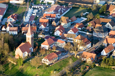 Vue aérienne de Église protestante de l'ouest à Minfeld dans le département Rhénanie-Palatinat, Allemagne