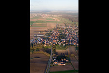 Vue aérienne de Vue du village depuis l'ouest à Minfeld dans le département Rhénanie-Palatinat, Allemagne