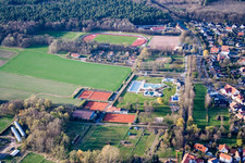 Vue aérienne de Terrains de sport et parc aquatique Bellheim à Bellheim dans le département Rhénanie-Palatinat, Allemagne
