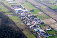 Vue aérienne de Zone commerciale et établissement d'entreprise Auf der Büsche dans le quartier Auf der Büsche à le quartier Niederlustadt in Lustadt dans le département Rhénanie-Palatinat, Allemagne