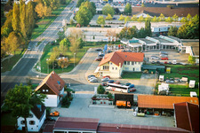 Vue aérienne de Concessionnaire automobile Lauterburger Straße Ford et Sporthaus Frey du sud à Kandel dans le département Rhénanie-Palatinat, Allemagne