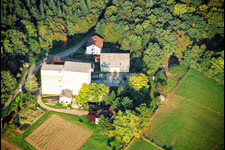 Vue aérienne de Moulin à eau historique dans une ferme entre forêt et prairies à Minfeld dans le département Rhénanie-Palatinat, Allemagne