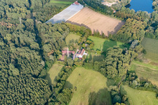 Vue aérienne de Aussiedlerhof en bordure de forêt à Bellheim dans le département Rhénanie-Palatinat, Allemagne