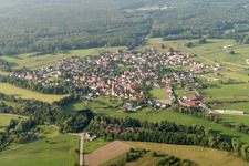 Vue aérienne de Champs agricoles et terres agricoles à Forstfeld dans le département Bas Rhin, France